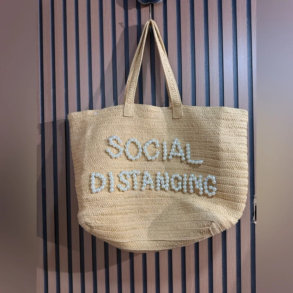 BTB LOS ANGELES SOCIAL DISTANCING‎ STRAW TOTE